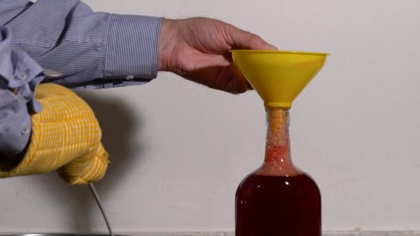 ヨーロッパのコーンジュースを滅菌瓶に入れる コーンマス — ストック動画