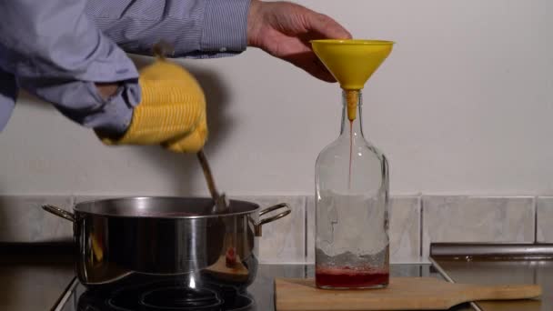 ヨーロッパのコーンジュースを滅菌瓶に入れる コーンマス — ストック動画