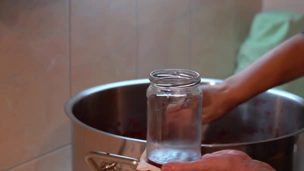 ヨーロッパ コーネルのジャムを滅菌ガラス瓶に入れる Cornus Mas — ストック動画