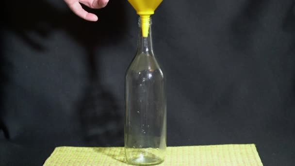 銀製の生石鹸を滅菌瓶に入れる ベトゥラ ペンデュラ — ストック動画