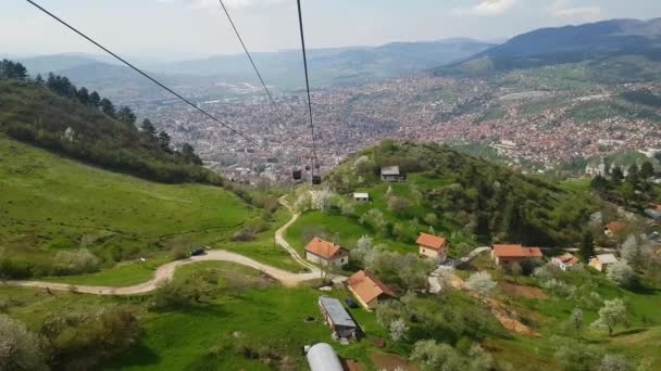 Saraybosna Kablo Arabası Şehir Arka Planda Iniyor — Stok video