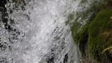 Nehirdeki Şelale deresi