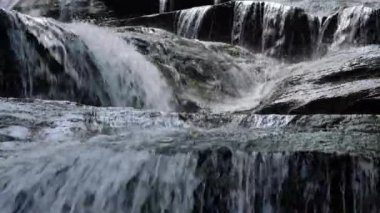 Nehirdeki Şelale deresi