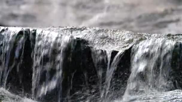 Proudový Vodopád Horské Řece — Stock video
