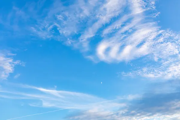 Cielo Azzurro Chiaro Con Nuvole Cirri Luccicanti Tramonto Concetto Cielo — Foto Stock