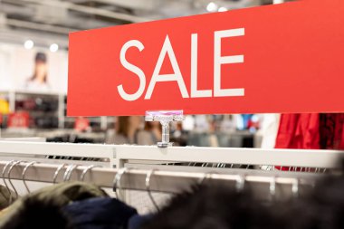 Alışveriş merkezinde satışta olan kırmızı tabela. Kara Cuma