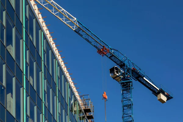 Blauwe Kraan Een Bouwplaats Tegen Een Blauwe Lucht Bouw Van — Stockfoto