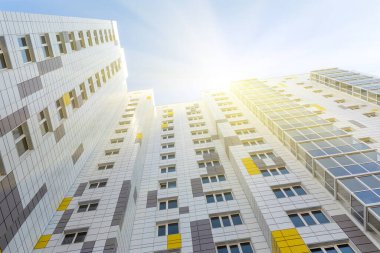 Havalandırmalı ön cepheli tipik bir çok katlı bina. Bir apartmanın ön cephesinin parçası. Alt görünüm