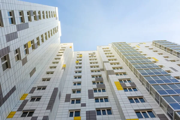 A typical multi-storey building with a ventilated facade. — Stock Photo, Image