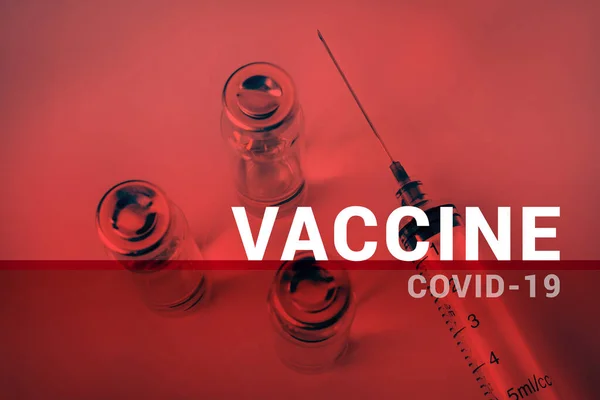 Covid Vaccine Text Med Spruta Och Injektionsflaskor Röd Bakgrund — Stockfoto