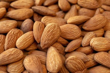 Çok fazla badem fındığı var. Sağlıklı beslenme konsepti için doğal arka plan. Boşluğu kopyala