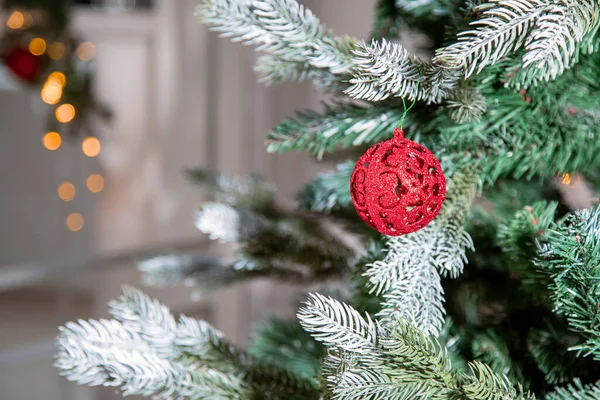 Rote Weihnachtskugel Auf Einem Plastik Weihnachtsbaum — Stockfoto