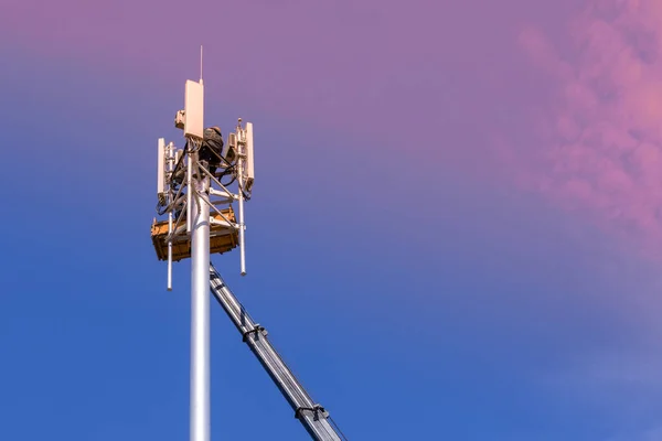 Workers Install Cellular Base Station Transmitters Antennas Cell Tower Background — Stock Photo, Image