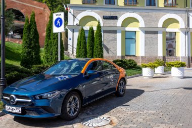 Araba paylaşan Belka arabası Mercedes-Benz otel kompleksinin yanındaki otoparkta. Belka arabası Rus şehirlerinde araba paylaşım hizmeti veriyor. Krasnodar bölgesi, Soçi, Rusya - 29 Ağustos 2020