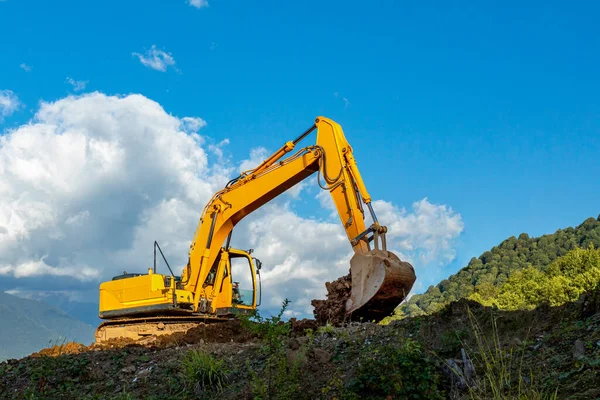 Yellow Crawler Excavator Digs Ground Blue Sky Clouds Construction Work — Stock Photo, Image