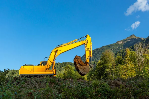 Yellow Crawler Excavator Digs Ground Blue Sky Construction Work Highlands — Stock Photo, Image