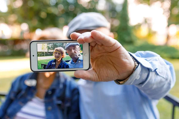 Mature Couple Shows Photo Smartphone Screen Technology Communication People Elderly — Stock Photo, Image