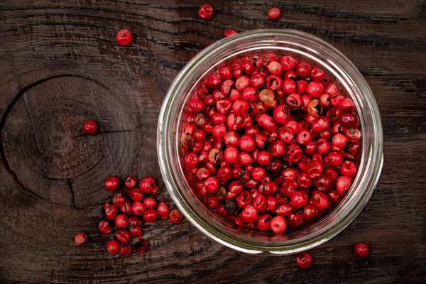 Pimenta Rosa Schinus Terebinthifolius Frasco Vidro Fundo Madeira Delicioso Tempero — Fotografia de Stock