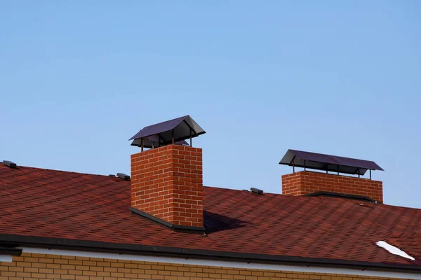 Het Dak Van Het Huisje Aan Hellingen Knipperingen Schoorsteen Achtergrond — Stockfoto