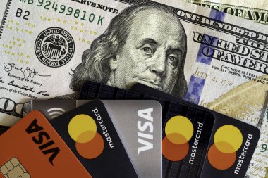 VISA ve MasterCard banka kartları 100 dolar değerinde. VISA Amerikan çok uluslu finansal hizmetler şirketi. Master Card Uluslararası ödeme sistemi. Voronezh, Rusya - 5 Mart 2021
