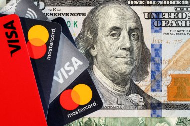 VISA ve MasterCard banka kartları 100 dolar değerinde. VISA Amerikan çok uluslu finansal hizmetler şirketi. Master Card Uluslararası ödeme sistemi. Voronezh, Rusya - 5 Mart 2021