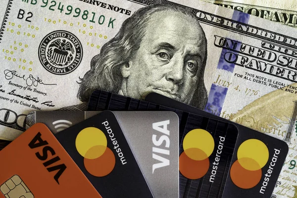VISA ve MasterCard banka kartları 100 dolar değerinde. VISA Amerikan çok uluslu finansal hizmetler şirketi. Master Card Uluslararası ödeme sistemi. Voronezh, Rusya - 5 Mart 2021