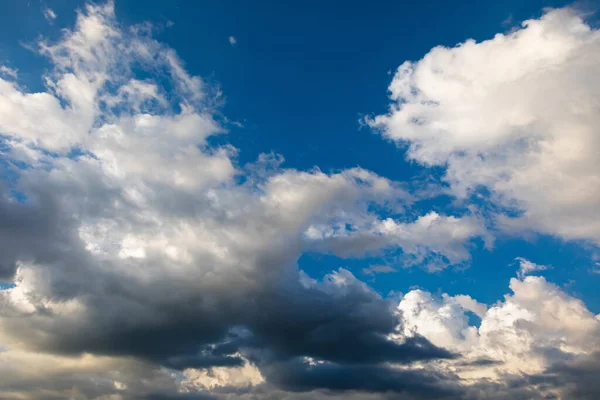 Bianco Grigio Scuro Ampie Nuvole Gonfie Contro Cielo Blu Profondo — Foto Stock