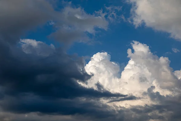 Cieli Tempestosi Nuvole Scure Chiare Concetto Cambiare Tempo — Foto Stock