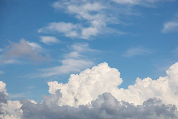 白いふわふわと天気の雲と明るい青空 自然背景 — ストック写真