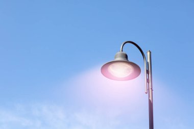 Mavi gökyüzüne karşı yuvarlak gölgeli bir sokak lambası. Şehir hayatı. Boşluğu kopyala