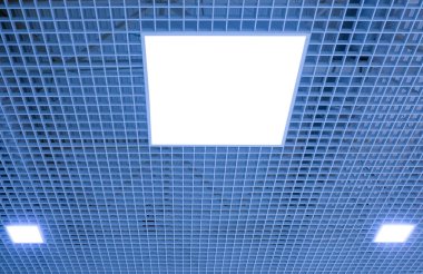 Modern bir alışveriş merkezinde ya da ofis binasında floresan ya da LED kare ışıklarla asılmış tavan. Renkli