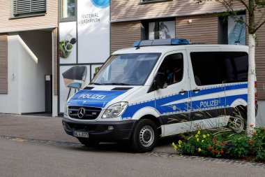 Heilbronn, Almanya - 12 Ağustos 2019. BGA Heilbronn Federal Bahçesi 2019 sergisi sırasında mimari, teknik yenilikler ve peyzaj kullanılarak inşa edilen polis arabası, yeni şehir bloğuna park edildi..