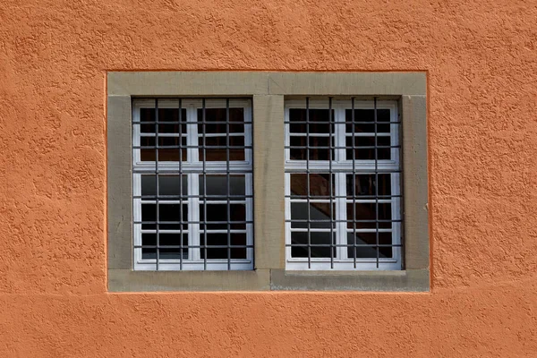 Una Vecchia Finestra Con Barre Metalliche Contro Muro Pietra Arancione — Foto Stock