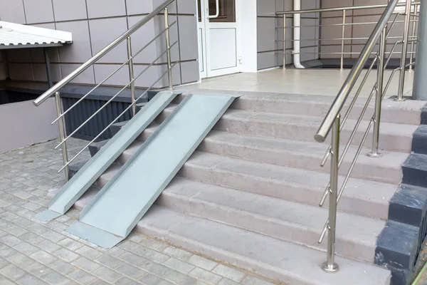 Stairs with metal ramp, apartment building entrance — Stock Photo, Image