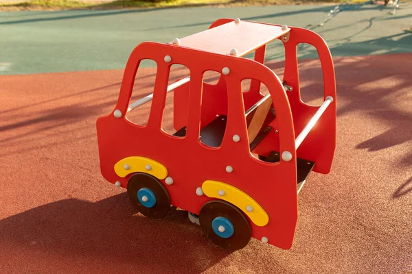 Houten Kinderwagen Speelplaats Zwaaien Vorm Van Een Auto Een Zachte — Stockfoto