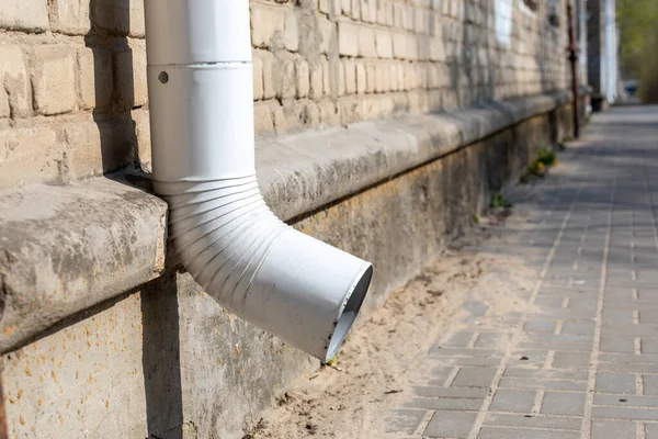 White Downpipe Wall Brick Building Dry Sunny Weather Tube Gutters — Stock Photo, Image