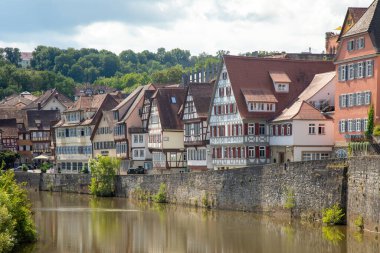 Kocher nehri üzerindeki Schw bisch Malikanesi 'nin tarihi merkezinde tarihi, ortaçağ yarı keresteli evler. Baden-Wurttemberg, Almanya - 13 Ağustos 2019.