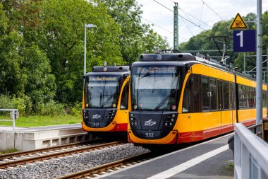 Tren istasyonunda iki AVG treni Albtal-Verkehrs-Gesellschaft. Modern toplu taşıma, hareket, turizm kavramı. Bad Wimpfen, Almanya - 9 Ağustos 2019.