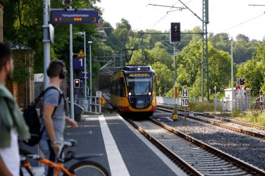 Bir banliyö treni ya da AVG tramvayı Albtal-Verkehrs-Gesellschaft tren istasyonuna ulaşır. Modern ulaşım, hareket, turizm kavramı. Bad Wimpfen, Almanya - 8 Ağustos 2019