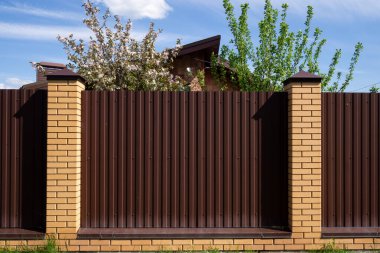 Kahverengi metal ve tuğla kolonlar. Güvenlik kavramı. Boşluğu kopyala