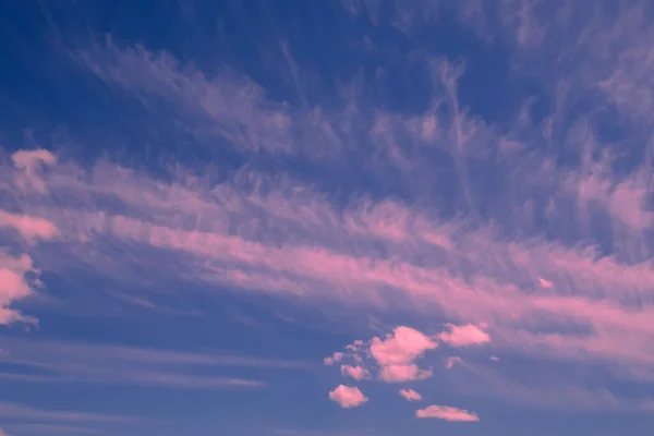 Cirro Rosa Incandescente Nubi Cumulus Dopo Tempesta Luce Solare Morbida — Foto Stock