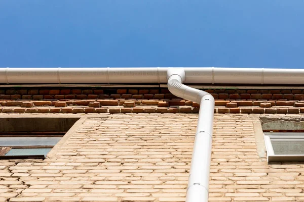 galvanisé pluie gouttière, drainage avec pvc tuyaux dans de face de le  maison 26549980 Photo de stock chez Vecteezy