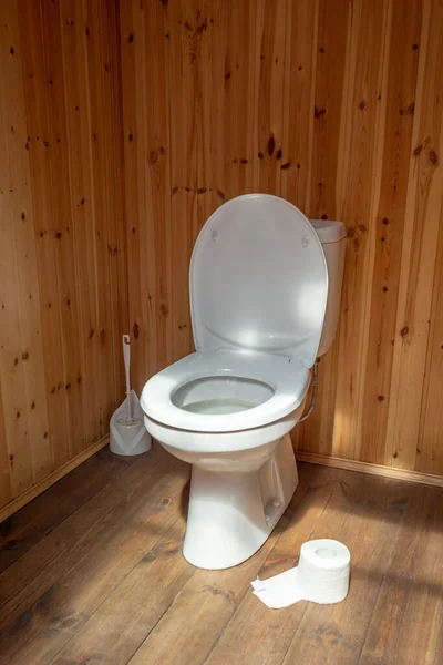 Белый Туалет Пластиковой Крышкой Деревянном Наружном Туалете Пластиковая Кисть Заднем — стоковое фото