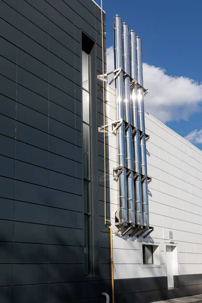 Tubos Ventilación Metálica Pared Exterior Edificio Industrial Blanco Negro Sobre — Foto de Stock