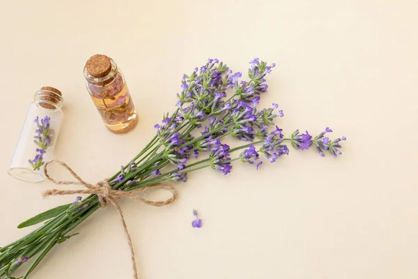 Ramo Flores Lavanda Pequeñas Botellas Vidrio Con Aceite Esencial Lavanda — Foto de Stock