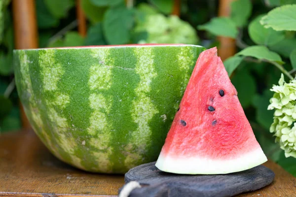 Half Ripe Red Watermelon Triangular Slice Juicy Ripe Fruit Next — Stock Photo, Image