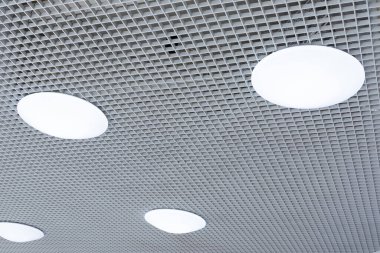 Alışveriş merkezi binasında, işyerinde ya da diğer ticari gayrimenkul eşyalarında asma tavan ve yuvarlak lambalar.