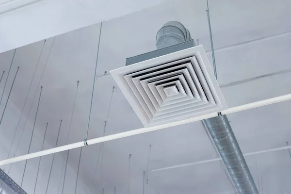 Tubo Del Sistema Suministro Ventilación Escape Techo Una Sala Comercial — Foto de Stock