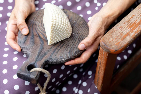 Жіночі Руки Тримають Великий Шматок Свіжого Фермерського Сиру Старовинній Кухонній — стокове фото