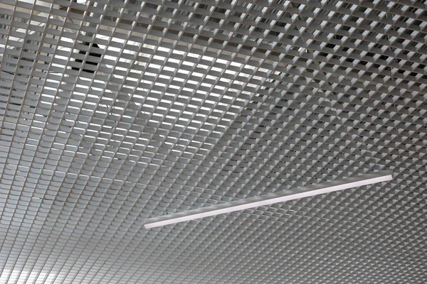 Lampada di illuminazione a LED sul soffitto di un edificio commerciale. Struttura a griglia di controsoffitto in un edificio centro commerciale — Foto Stock